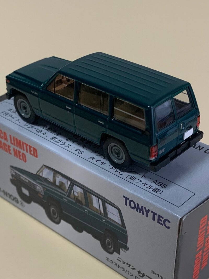 トミカリミテッドヴィンテージネオ 1/64 日産サファリエクストラバンDX