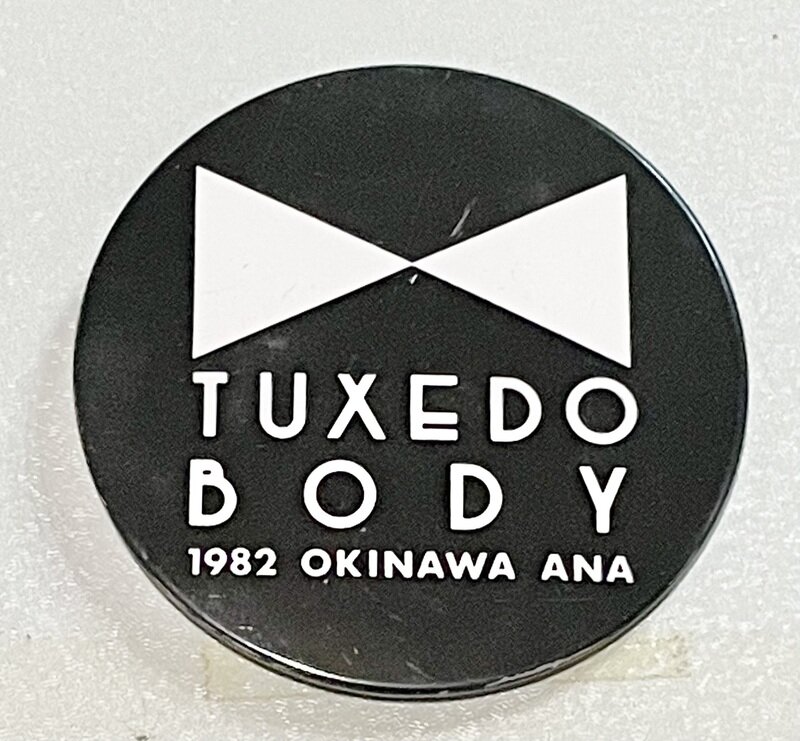 ANA 全日空　TUXEDO BODY 1982 OKINAWA ANA　缶バッジ　(黒)