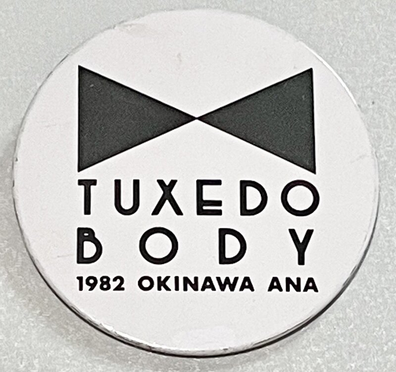 ANA 全日空　TUXEDO  BODY  1982  OKINAWA ANA　缶バッジ　(白)