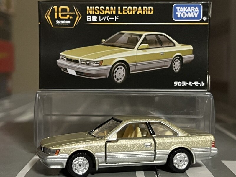 トミカプレミアム10周年記念特別復刻商品 日産 レパード