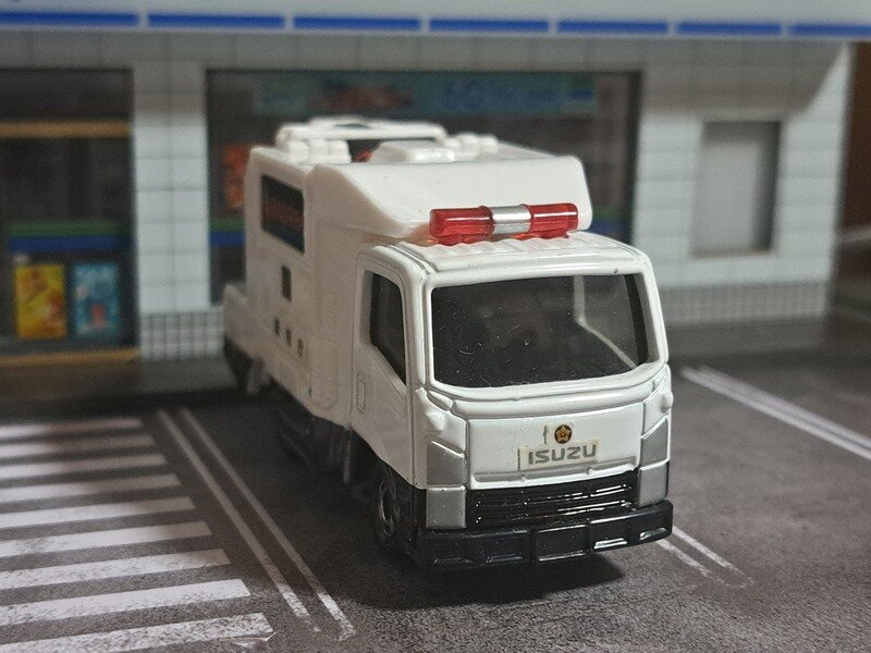 トミカ NO.28 いすゞ サインカー