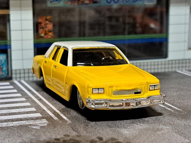 Maisto 1/64 '87 Chevrolet Caprice(Yellow)