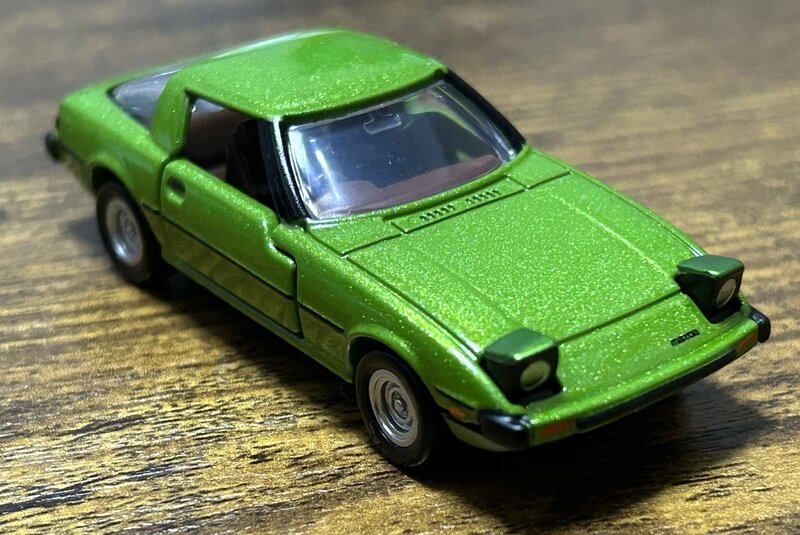 トミカプレミアム マツダ サバンナ RX-7 (SA22C)