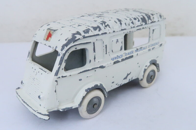 CIJ 3/61 RENAULT 1000Kg AMBULANCE ルノー 青文字 1/43